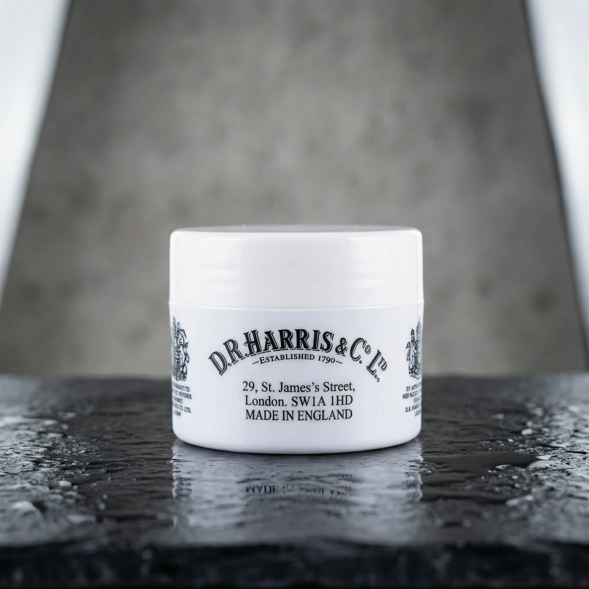 D. R. Harris leppepomade