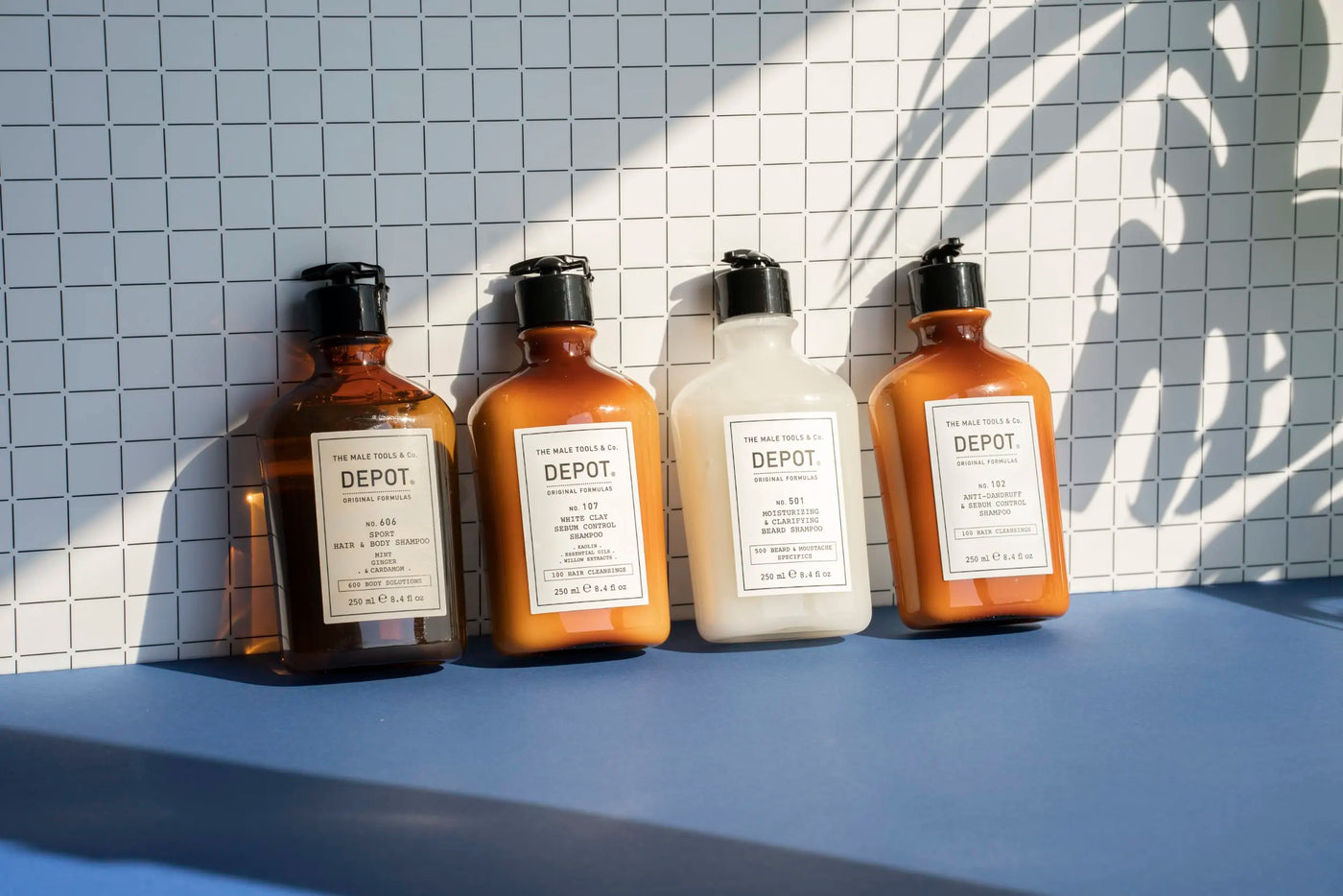 Fire sjampoer på en rutete bakgrunn.