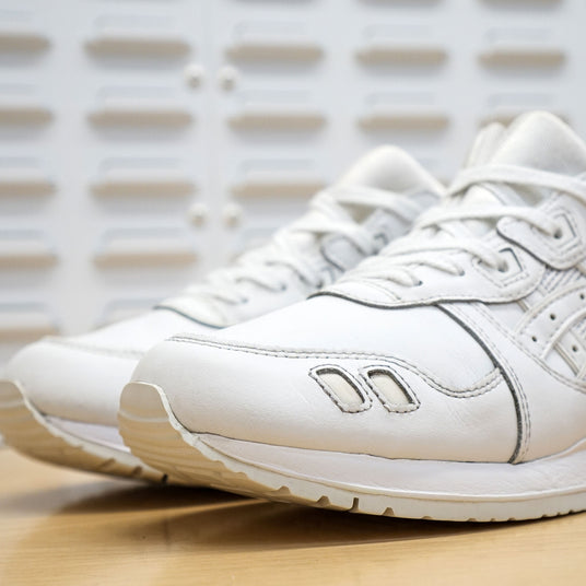 Nærbilde av hvite joggesko som er blitt rengjort.