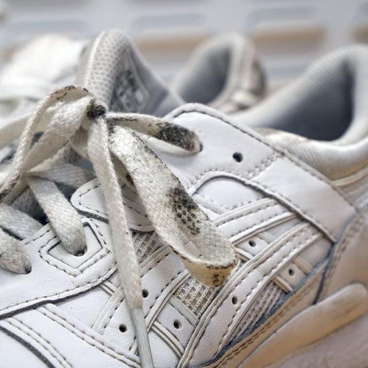 Nærbilde av møkkete skolisser.