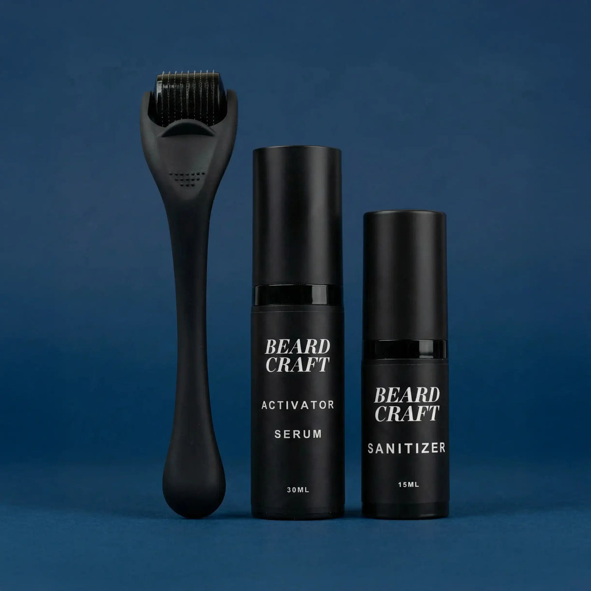 Beard Craft skjeggvekstsett med roller, serum og renser mot mørk bakgrunn