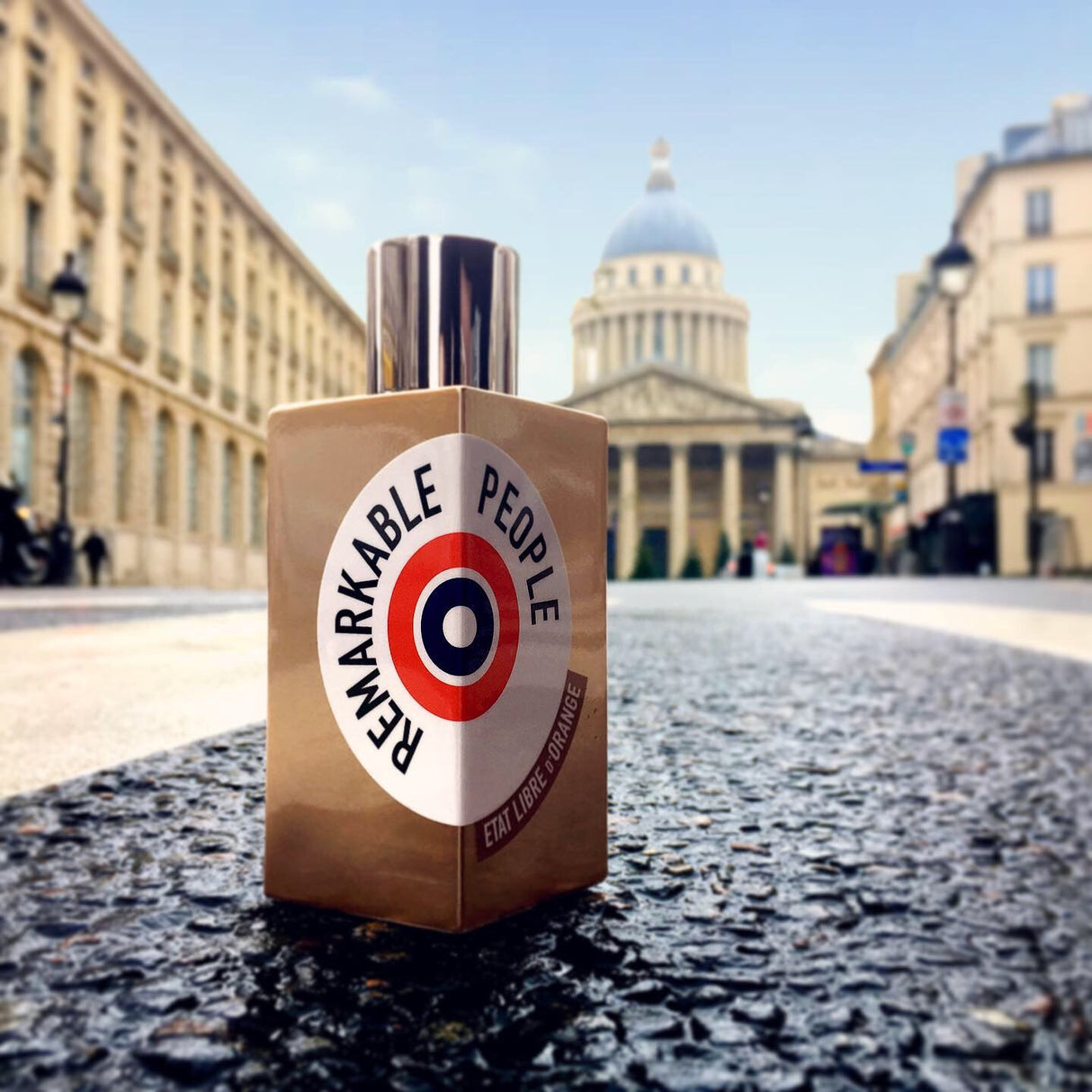 Remarkable People Eau de Parfum fra Etat Libre d'Orange i bymiljø med Paris-bakgrunn