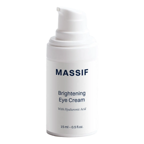 Massif Brightening Eye Cream 15 ml i hvit flaske mot ren hvit bakgrunn