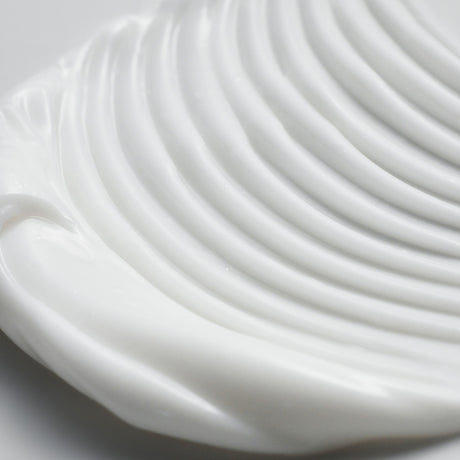 Nærbilde av glatt, fuktig tekstur på Purito Wonder Releaf Centella Cream for sensitiv hud