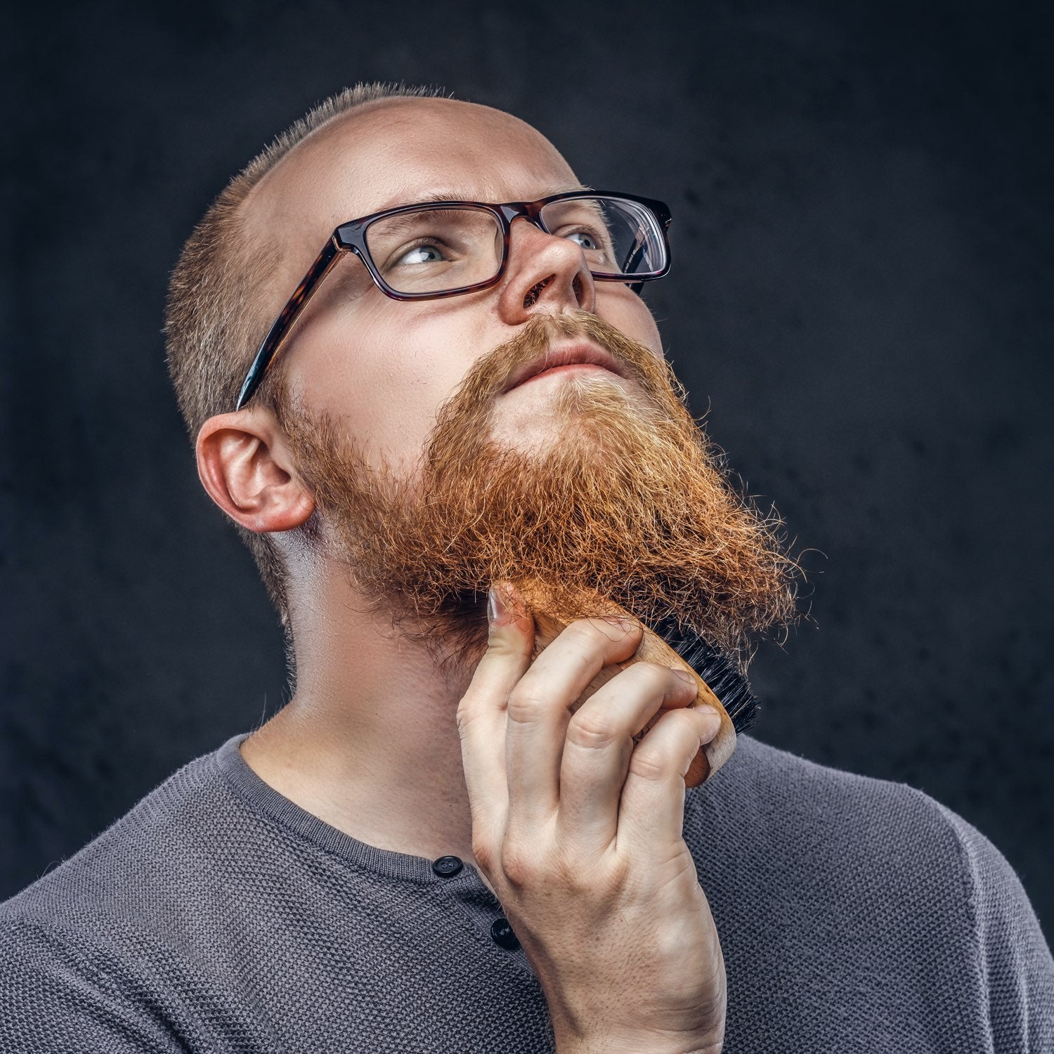 Person som bruker skjeggbørste i langt skjegg