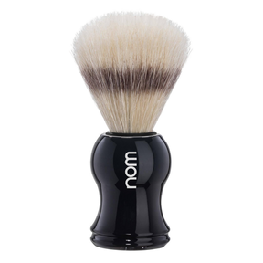 nom Gustav svinebust barberkost med svart håndtak og hvit logo