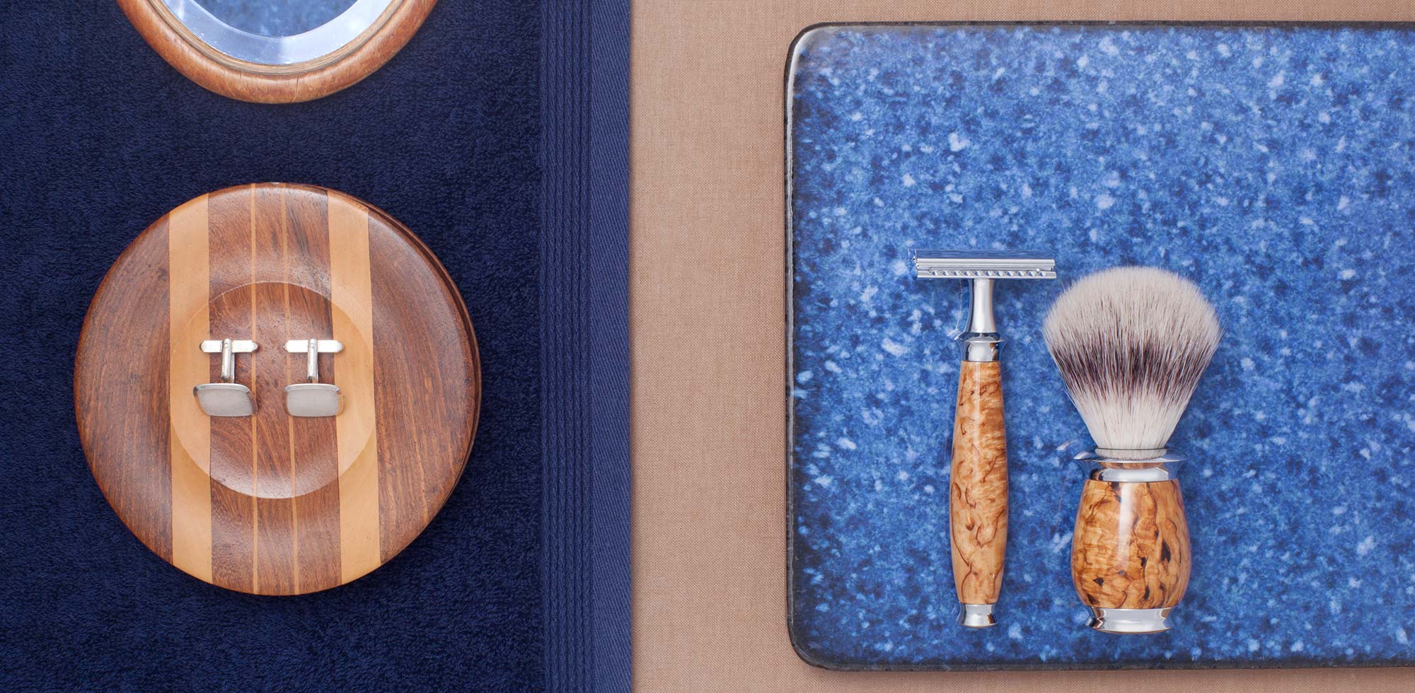 Barberhøvel og barberkost som ligger på en blå porselensplate