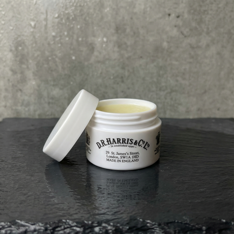D. R. Harris leppepomade 