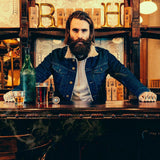 Mann med skjegg bruker Captain Fawcett Beard Oil Booze & Baccy i bar