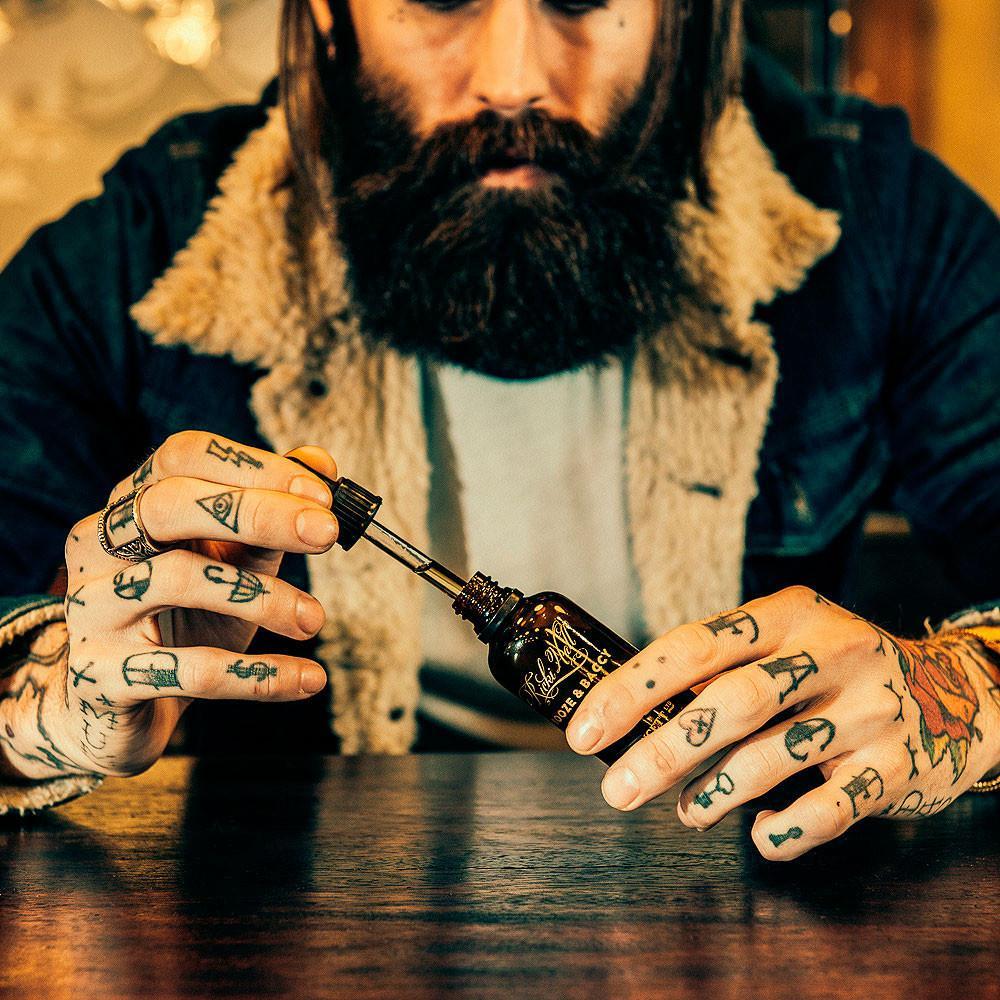 Nærbilde av mann som doserer Captain Fawcett Beard Oil med pipette